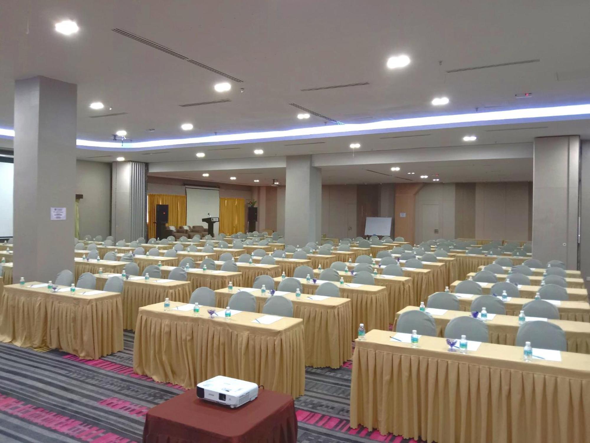 Langkasuka Express Hotel Kuah Exterior photo